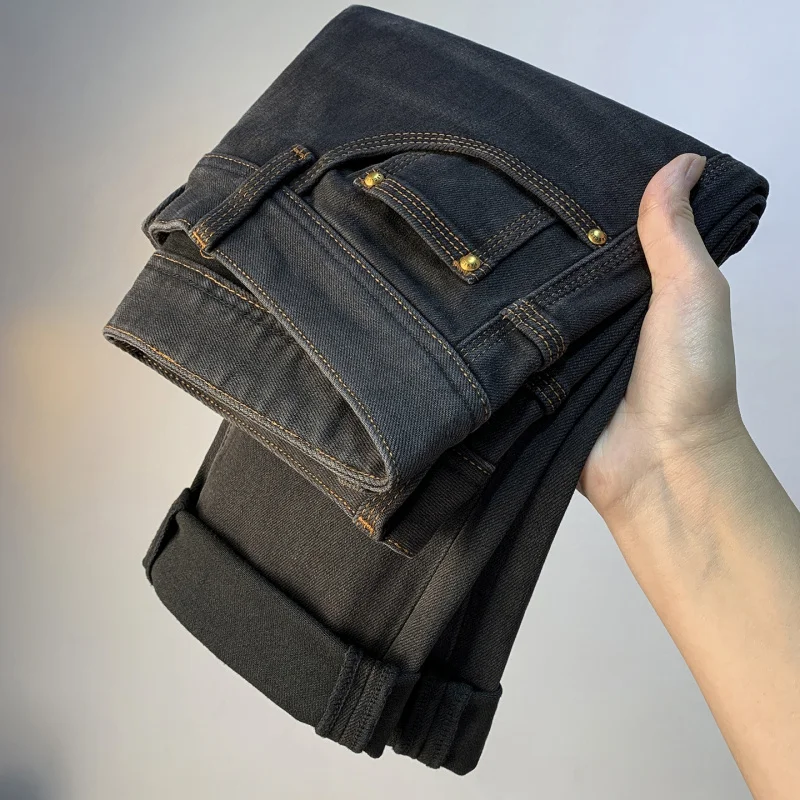 

Легкие роскошные модные мужские джинсы высокого класса на осень 2023 года, толстые и модные повседневные облегающие эластичные джинсовые брюки с маленькими штанинами.