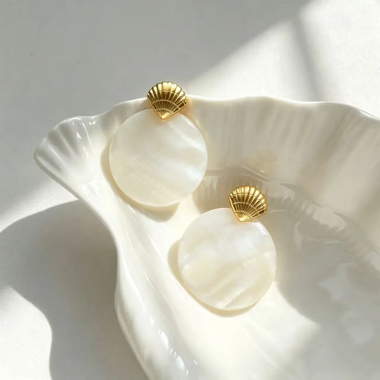 French seaside style shell earrings, natural fritillary disc earrings, retro niche high-end vacation versatile earrings