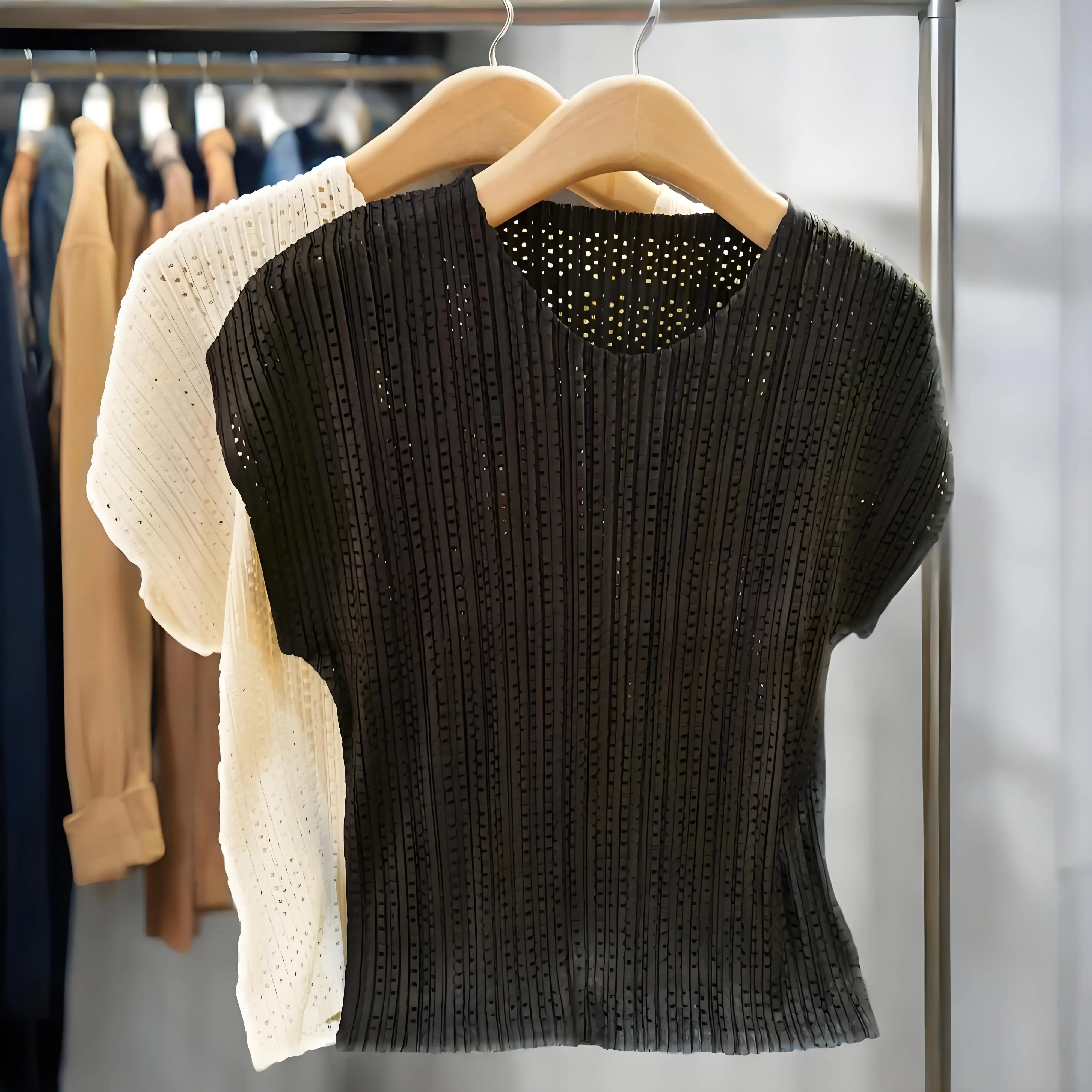 

Miyake New 2025 Solid Color T-shirt Hollow Pleated Round Neck Blouse Summer Light Models Loose Thin with Casual Short-sleeved