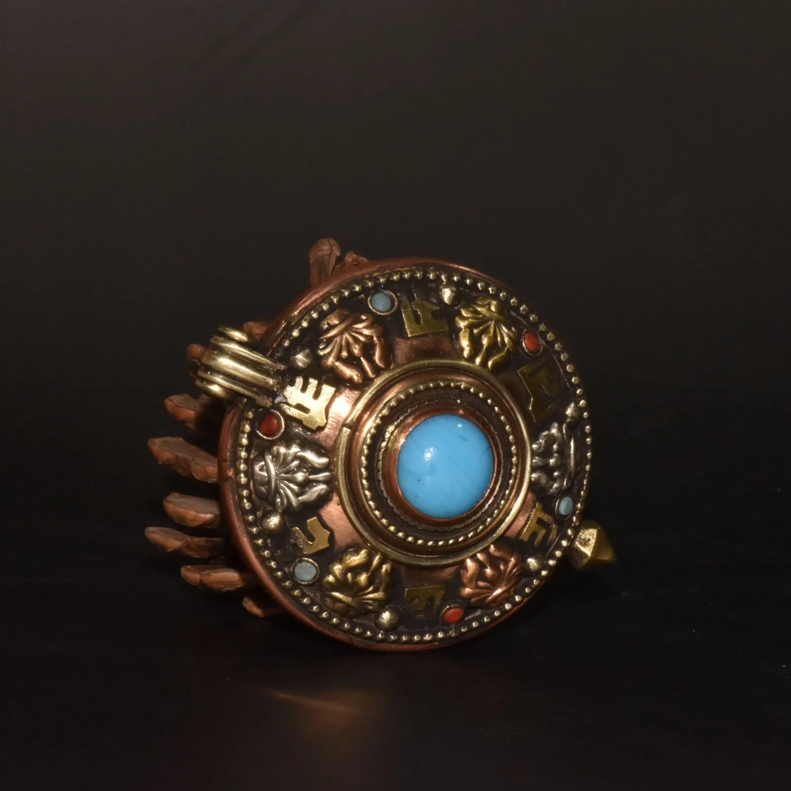 Colgante con forma de caja Kawu con incrustaciones de piedras preciosas de cobre puro de Nepal
