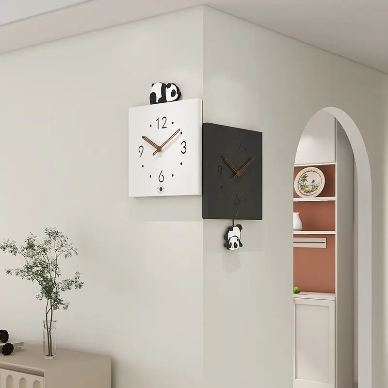 ساعة حائط معدنية مربعة صامتة بلون واحد قابلة للتأرجح على شكل باندا لغرفة المعيشة ساعة حائط زاوية مؤشر خشبي ديكور منزلي إبداعي بسيط