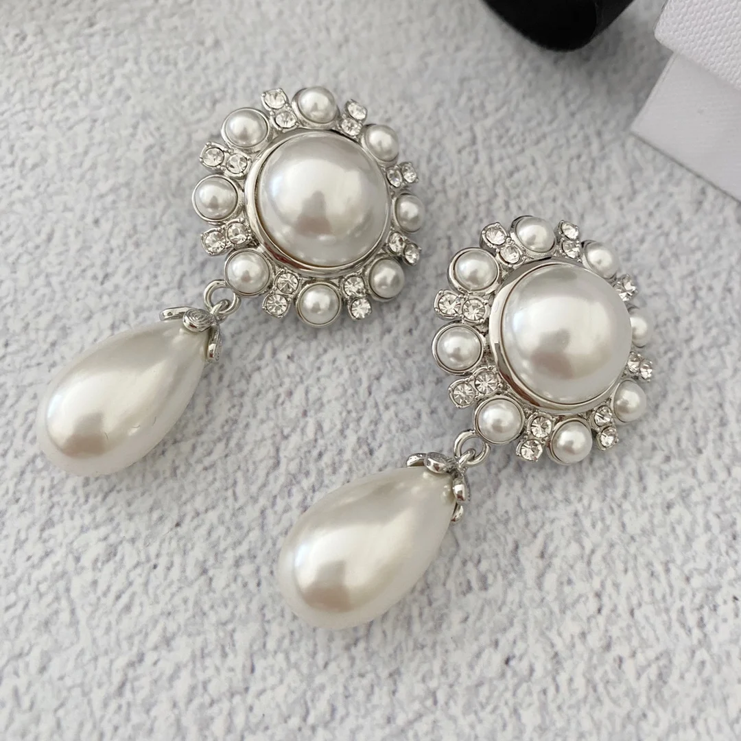 

Exaggerated temperament, large pearl woman, retro and high-end feeling, full diamond pendant, ear clip, bride's earring trend