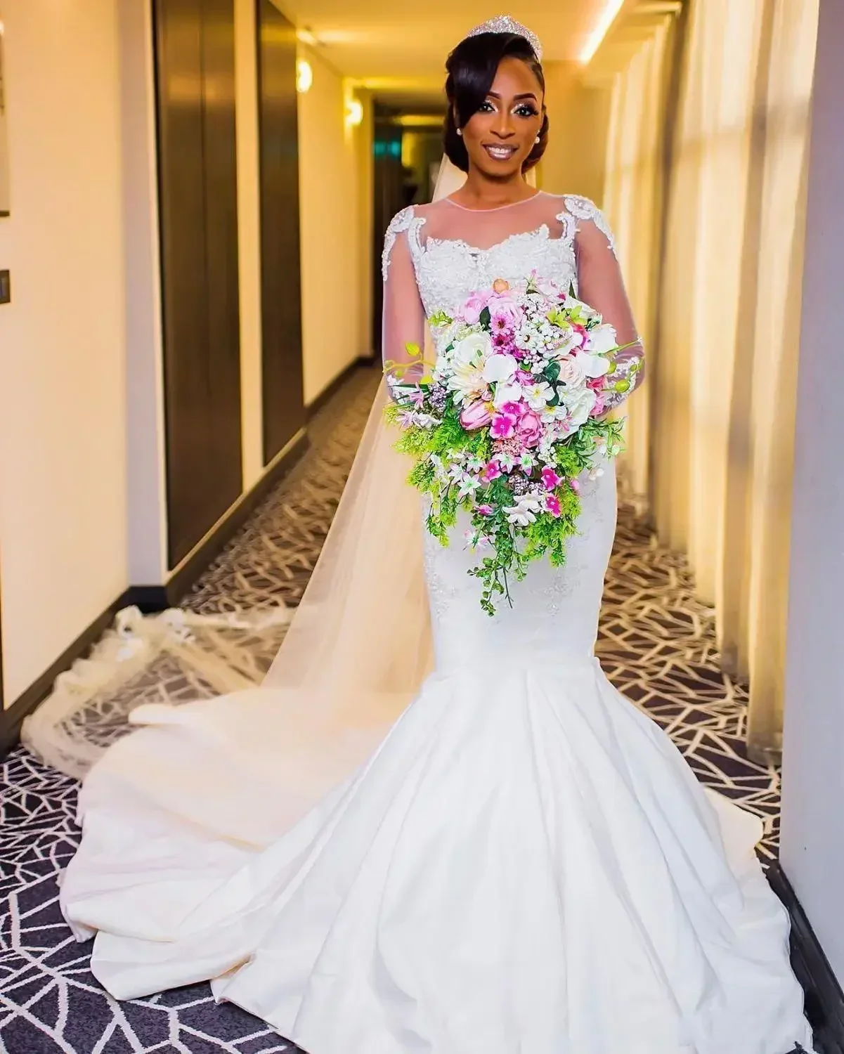 Suknie ślubne w stylu syreny, afrykańskie, plus size, z koronką, iluzorycznymi długimi rękawami, aplikacjami z klejnotami, zdobieniami z koralików, trenem typu court.