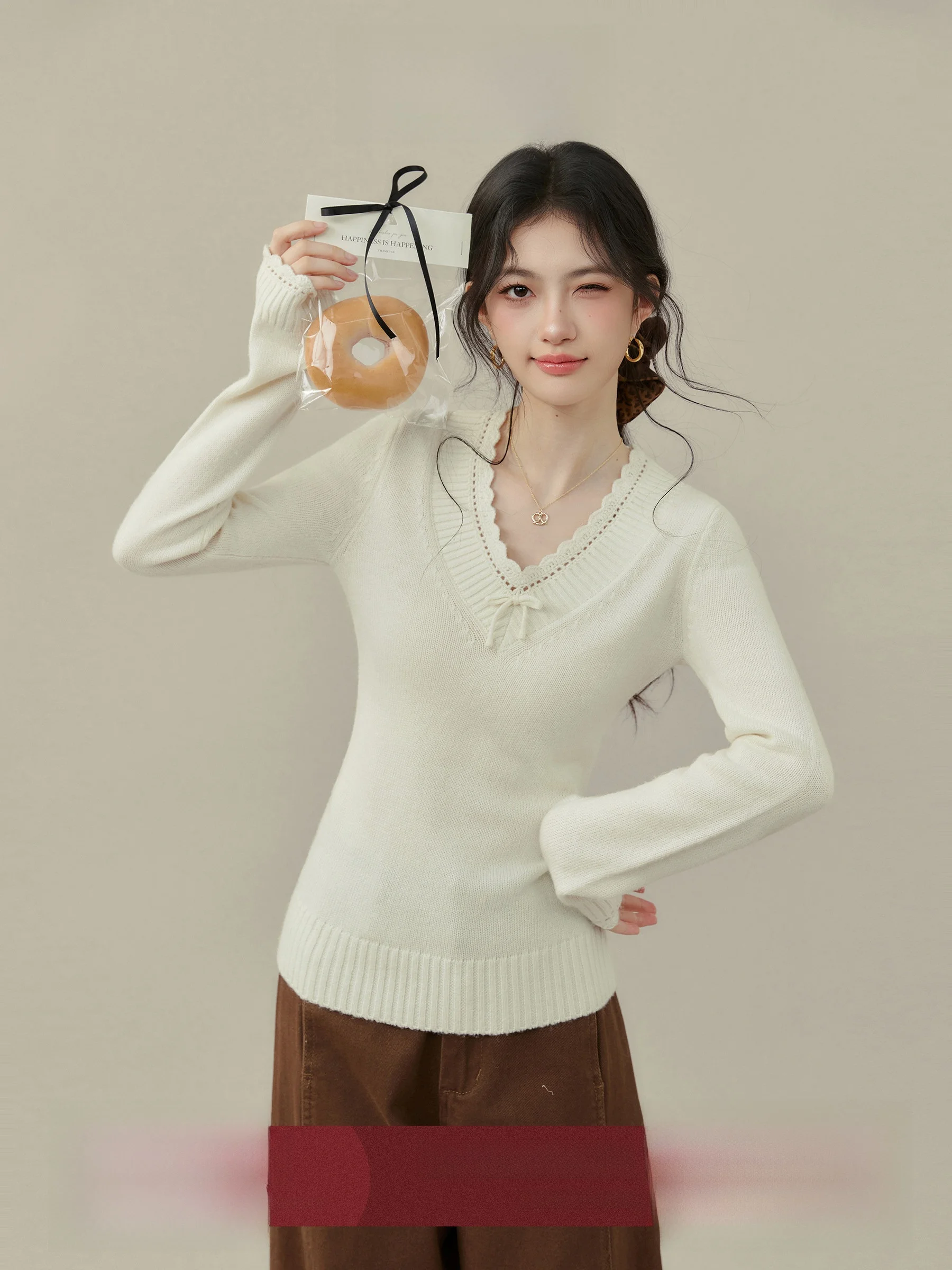 

Вязаный свитер с V-образным вырезом и ажурным узором для женщин, осенне-зимний базовый топ для ношения под одеждой.