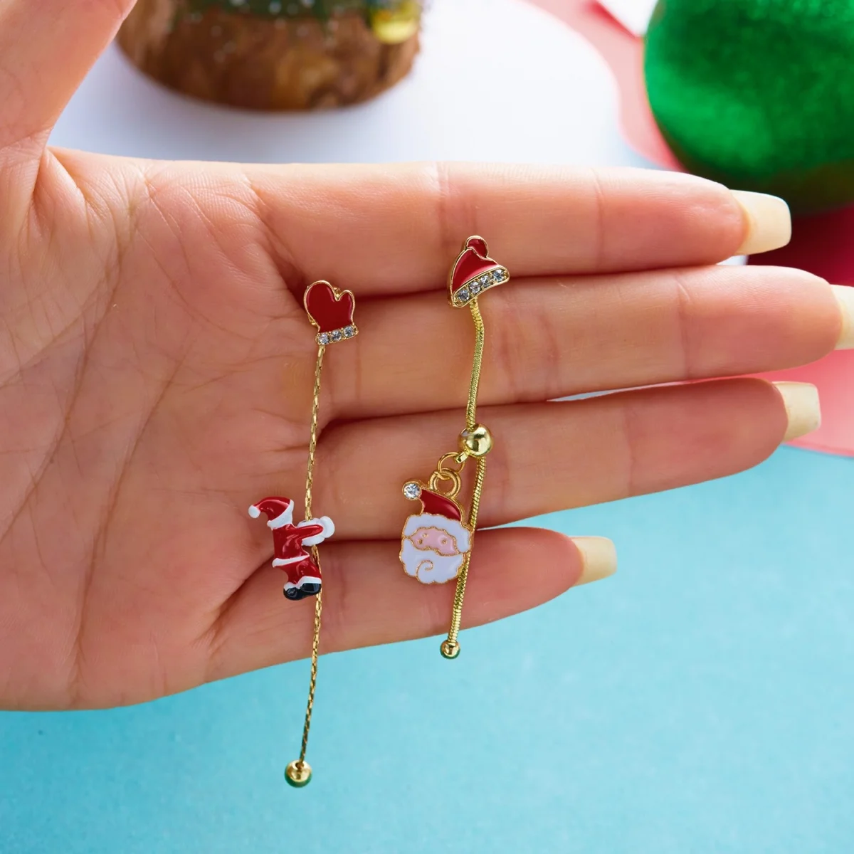 Weihnachts-Kletter-Set: Weihnachtsmann-Mütze, Handschuhe, Quasten-Ohrringe für Damen, asymmetrische Weihnachtsbaum- und Schneemann-Ohrringe, Schmuck. – Detail 29