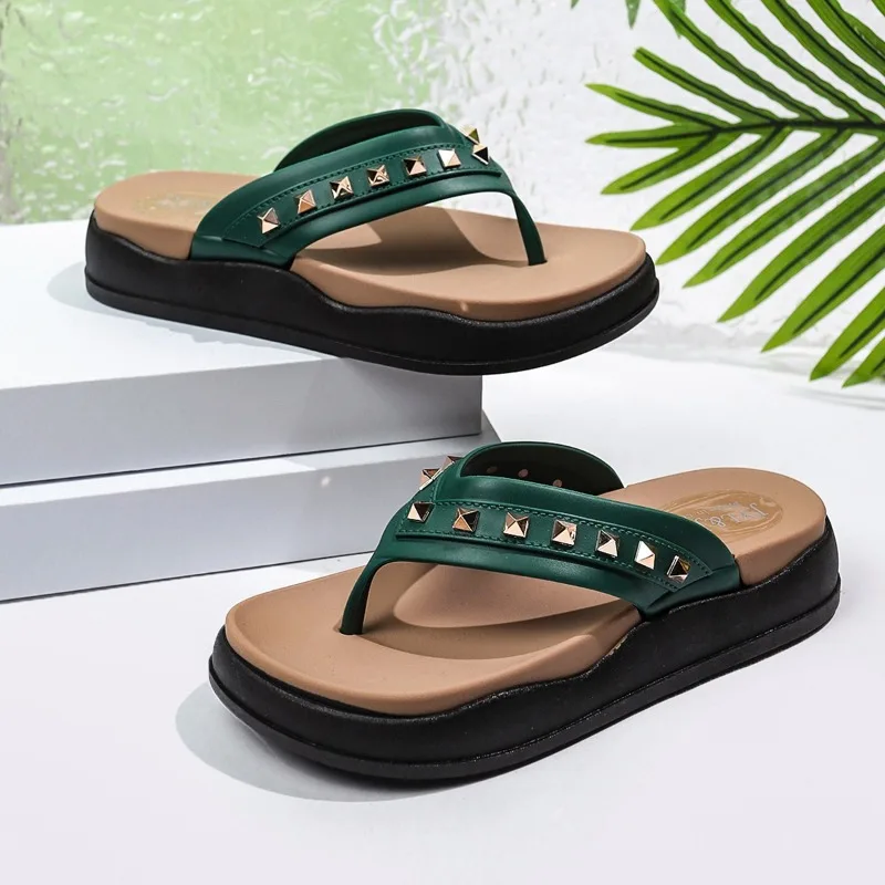 

Rivet sandals 2025 fashion new thick soled flip flops summer cool slippers beach beach clip height casual women's cool slippers