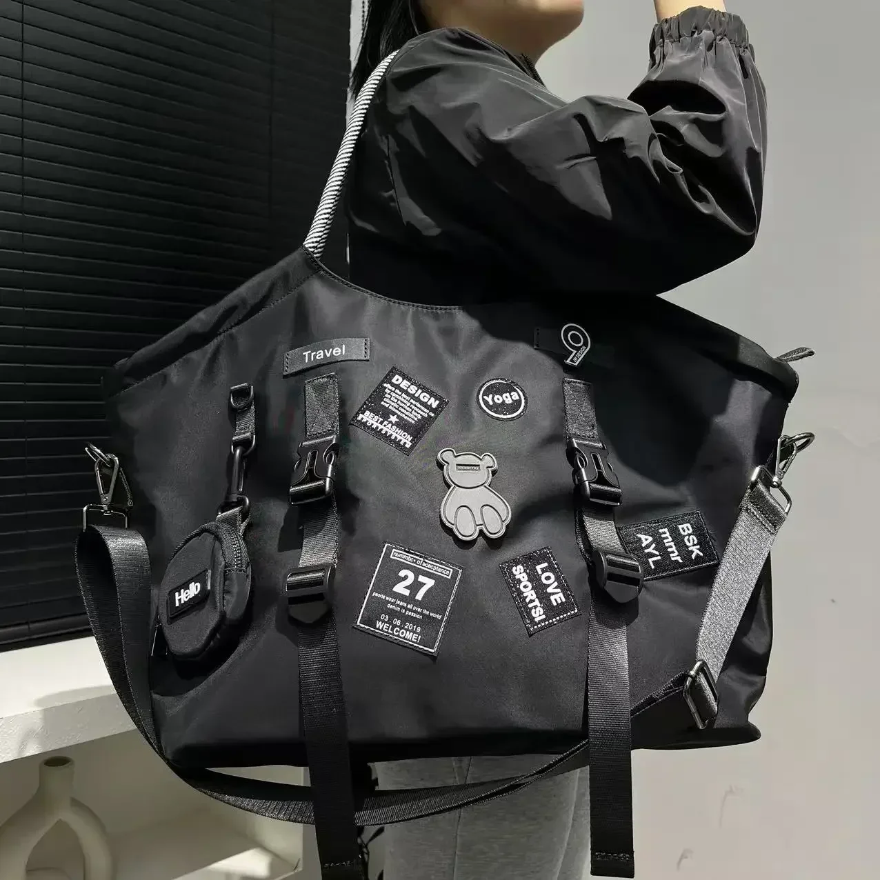 

Ladies' fashionable cloth nylon travel shoulder bag, large capacity, lightweight, multi lock casual handbag