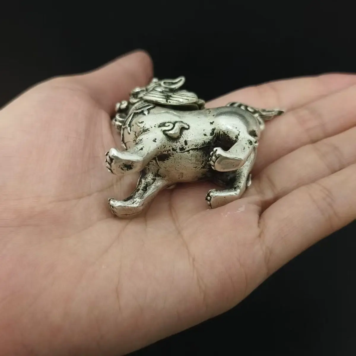 Kirin incense burner creative auspicious beast roaring towards the sky sandalwood incense burner home study metal handicrafts or