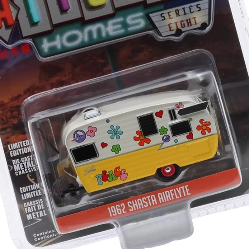 

Green Light 1:64 Hanging House Series 8-Shasta Airlyte-Peace and Love Collection Toys Small Gifts Model Wall Hanging