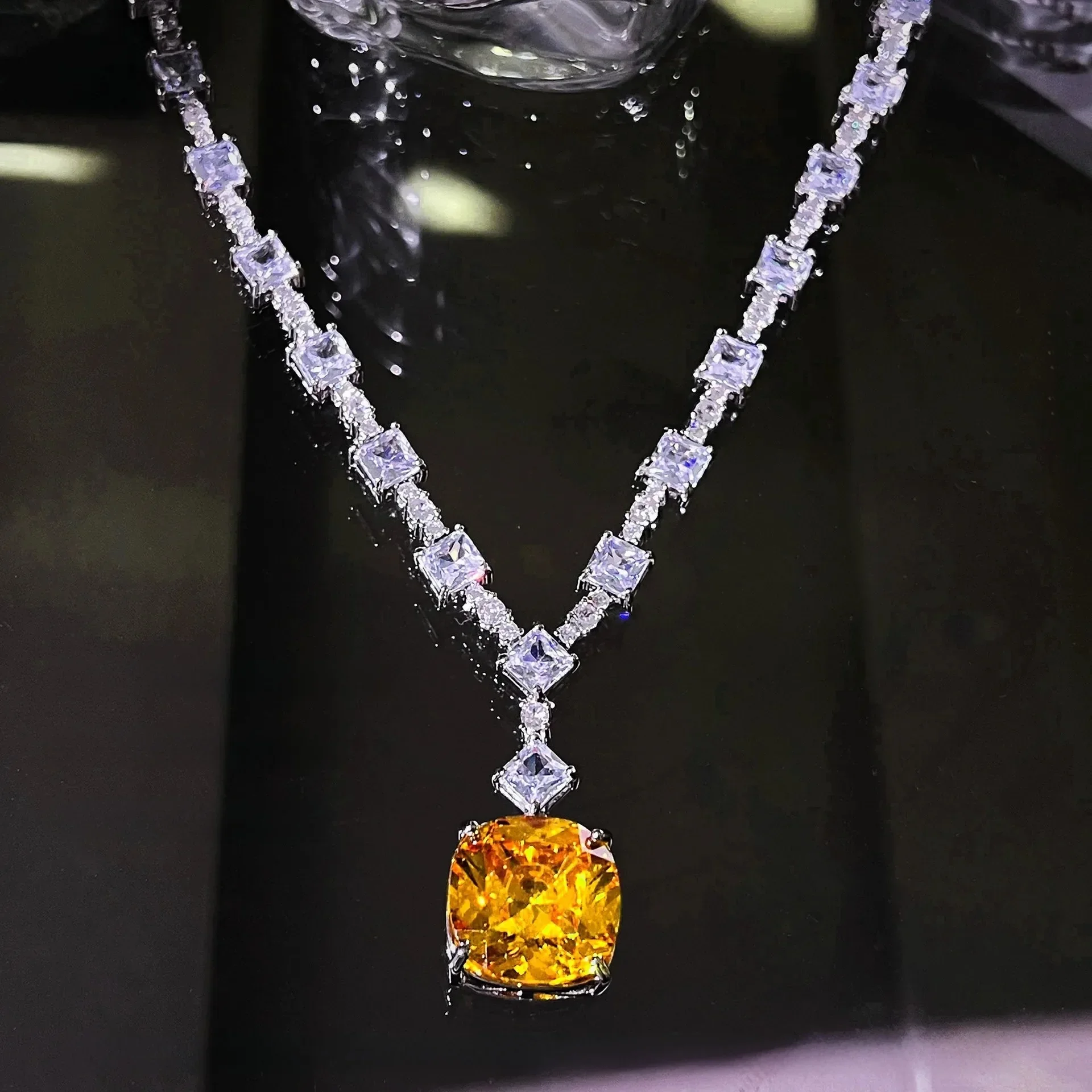 Hochwertiger Luxusschmuck - Zirkon und gelbe Diamanten. Hochzeitsaccessoire Halskette. Schmuck für das Brautkleid. – Detail 6