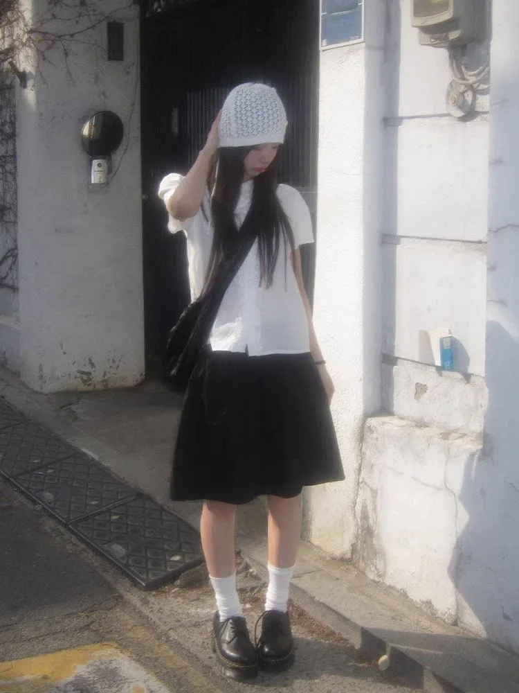 Camisa blanca con lunares para mujer, corte ajustado, manga corta, cuello vuelto, estilo chica anime, Top corto versátil