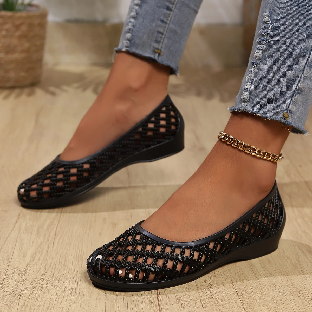 2024 Summer New Crystal Jelly Shoes Round Hole Shoes Wedge Beach Shoes Waterproof Soft Hollow Plastic Sandals