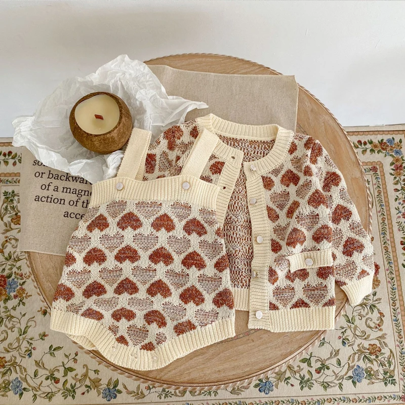 New autumn baby clothing, 0-3 year old girls, heart-shaped sweater, heart-shaped round neck with shoulder strap, sweater