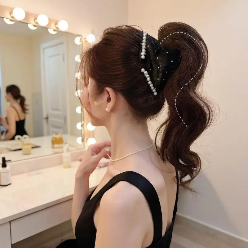 

Luxurious Phony Pearl Cocooned Triangle Hair Claw, Sleek Ponytail Shark Clip, Multifunction Hair Appurtenances for Women.