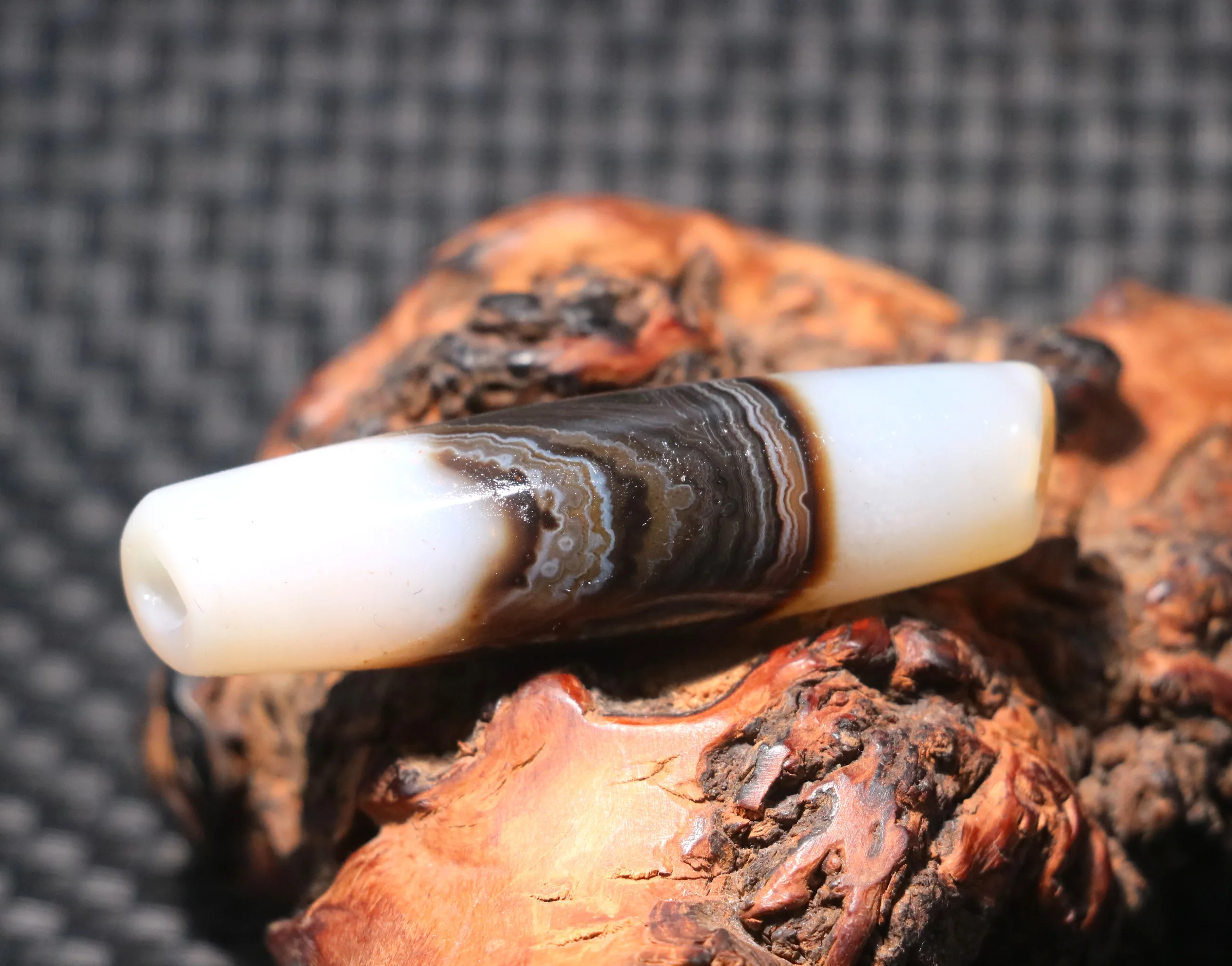 

CONGXINZAI1005009037751106 Energy Tibetan Old Agate Natural Silkworm Lines Big Rich Rain Drop Hole dZi Bead Pendant Gem