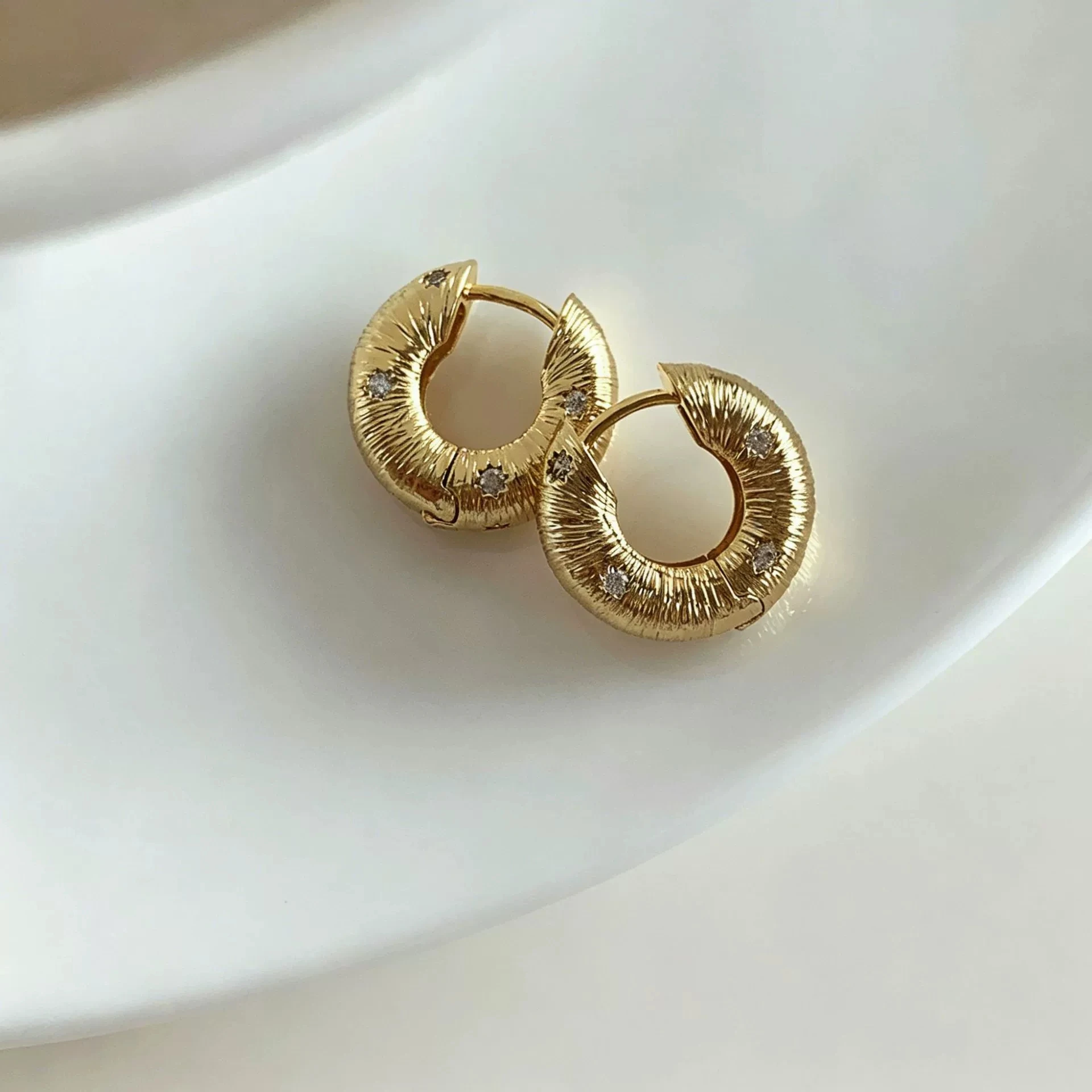 Vintage Sparkling Zircon Brushed Texture Hoop Earrings For Women Lady Fashion New Jewelry Gift Party