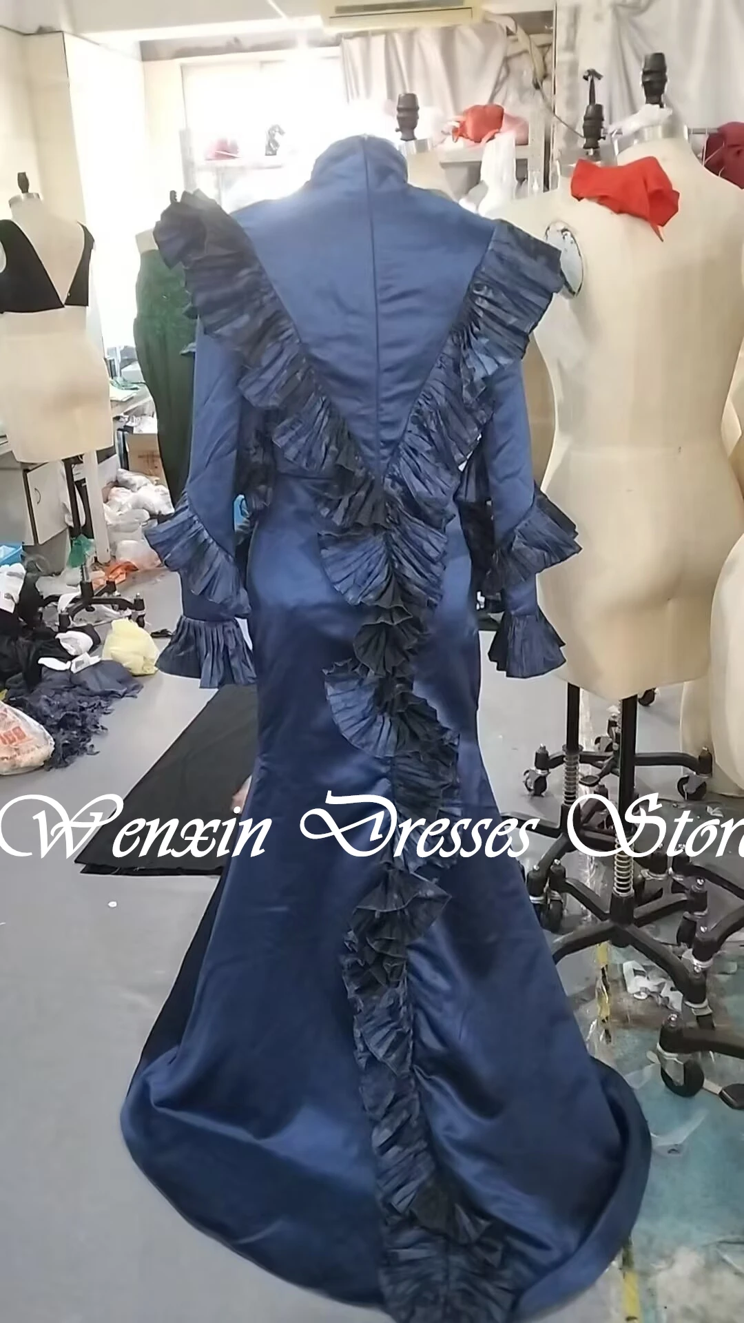 Robe de soirée caftan de Dubaï, longueur au sol, haute présidence, décolleté, manches longues, satin, plis droits, train de balayage, bleu,