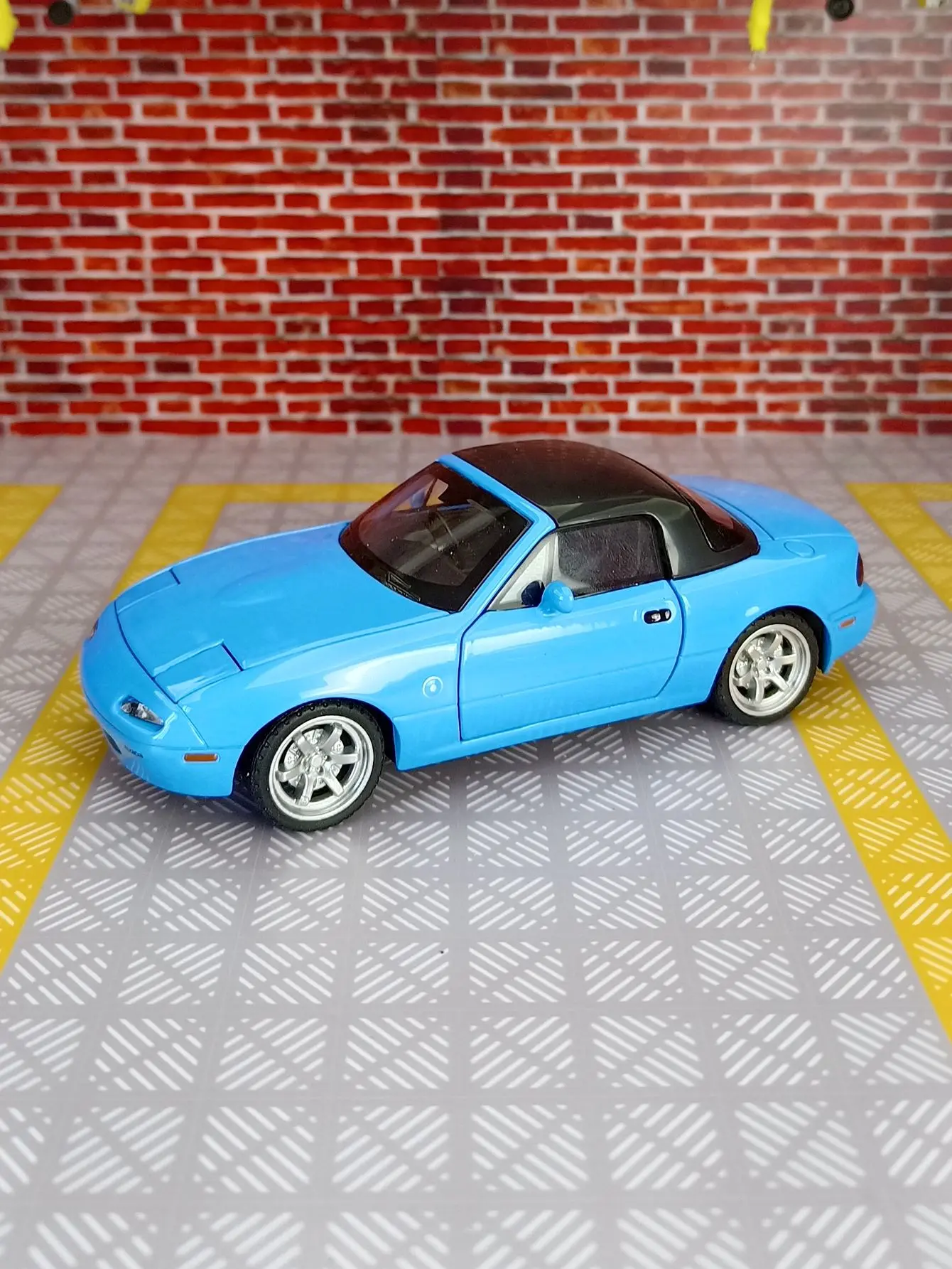 1:32 Mazda MX-5 modello di auto sportiva in lega ornamento convertibile auto giocattolo ribaltabile suono leggero e feedback luminoso regalo per auto per bambini