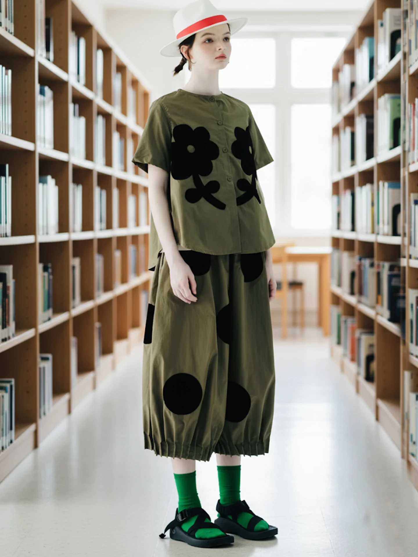 スタイリッシュなミリタリーグリーンの水玉模様のカフスパンツ、快適なコットン生地、毎日のカジュアルな集まりに不可欠、リリース 234131