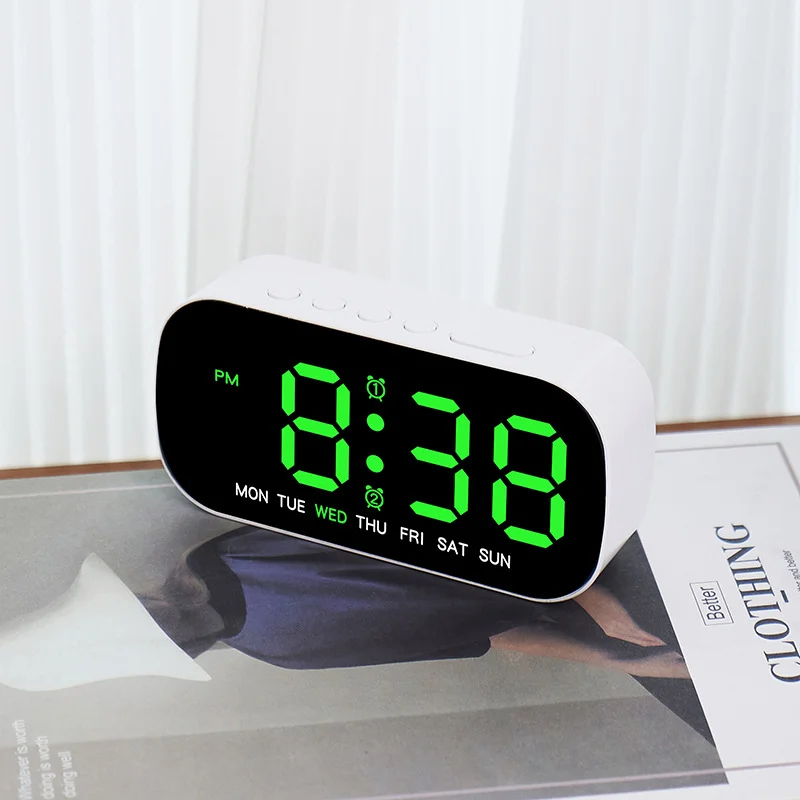 Cyfrowy budzik zasilany przez USB Temperatura Data Tydzień Podwójny alarm Tryb nocny Zegar drzemki 5 poziomów jasności Zegar LED 12/24H