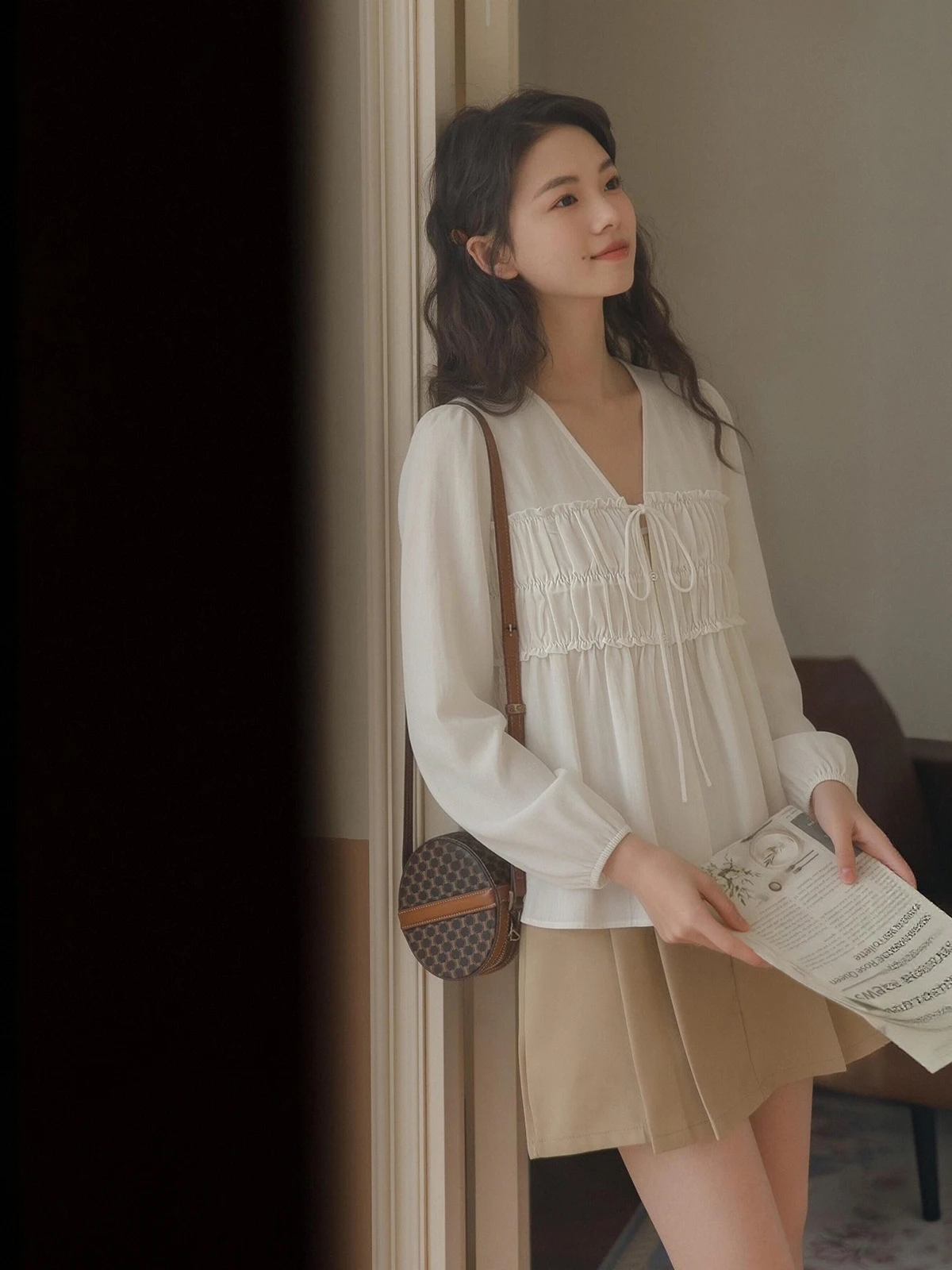 

Women's White Loose Thin Summer Shirt V-neck Pleated Korean Style Long Sleeve Sun Protection Top Design Sensation Fashion