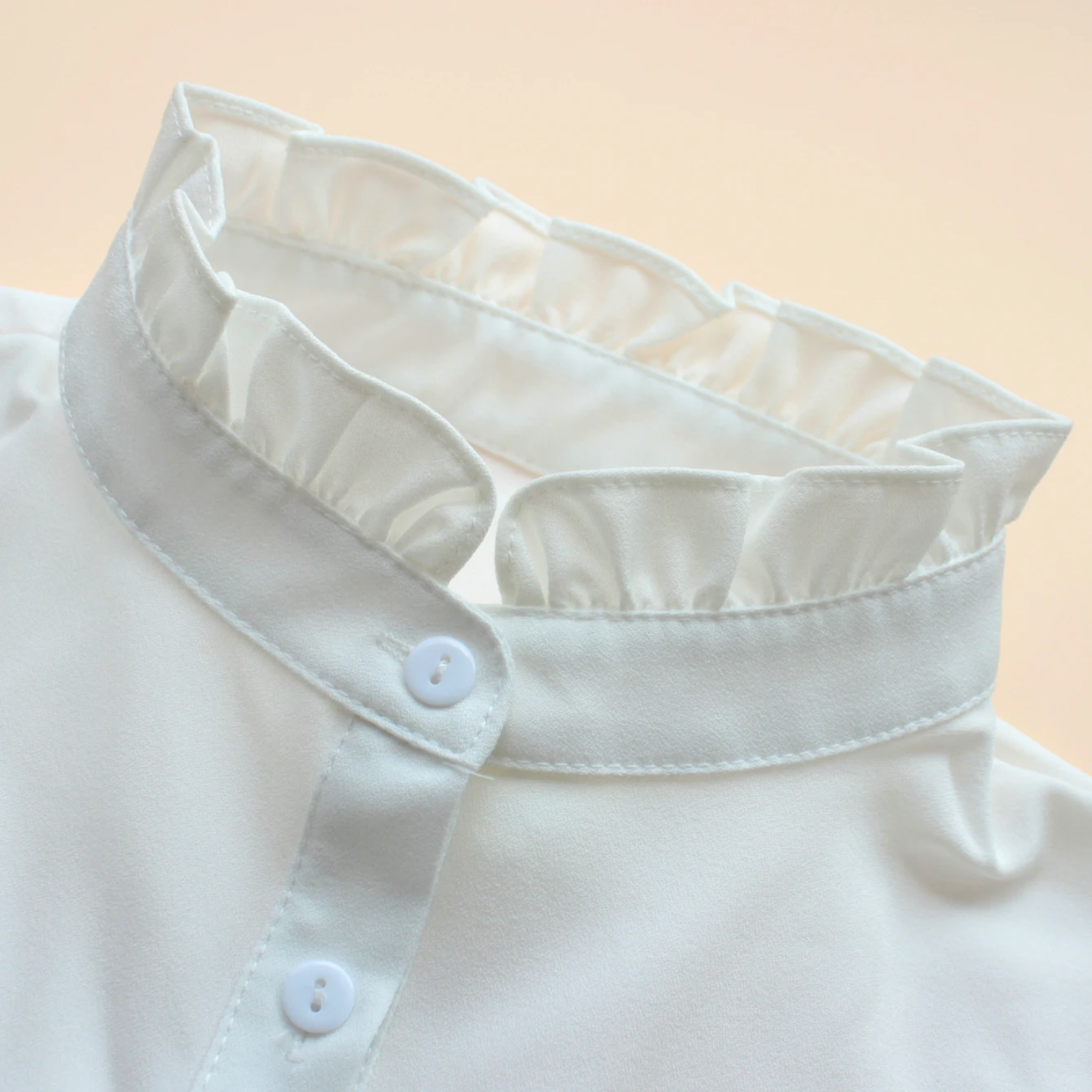 Stand-up collar ruffled false collar. Fashionable and versatile adjustable false collar. Simple white shirt collar design. Elega