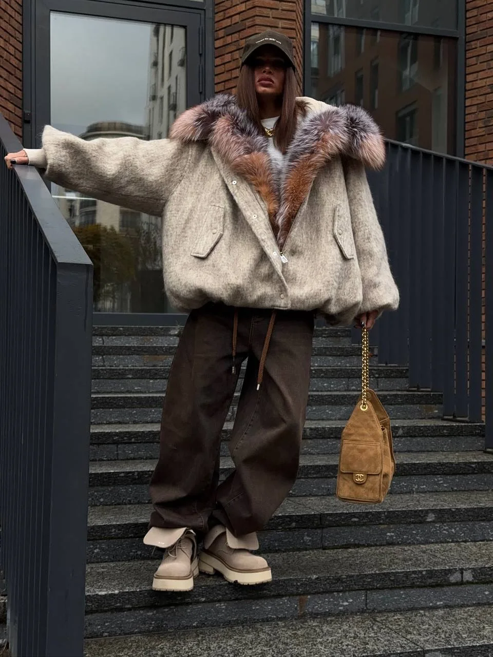 Gruba Kurtka Damska z Imitacji Futra i Wełny w Stylu Vintage z Kapturem, Kieszeniami, Bufiastymi Rękawami i Elastyczną Gumką w Pasie, Moda Damska na Co Dzień, Kolekcja 2026