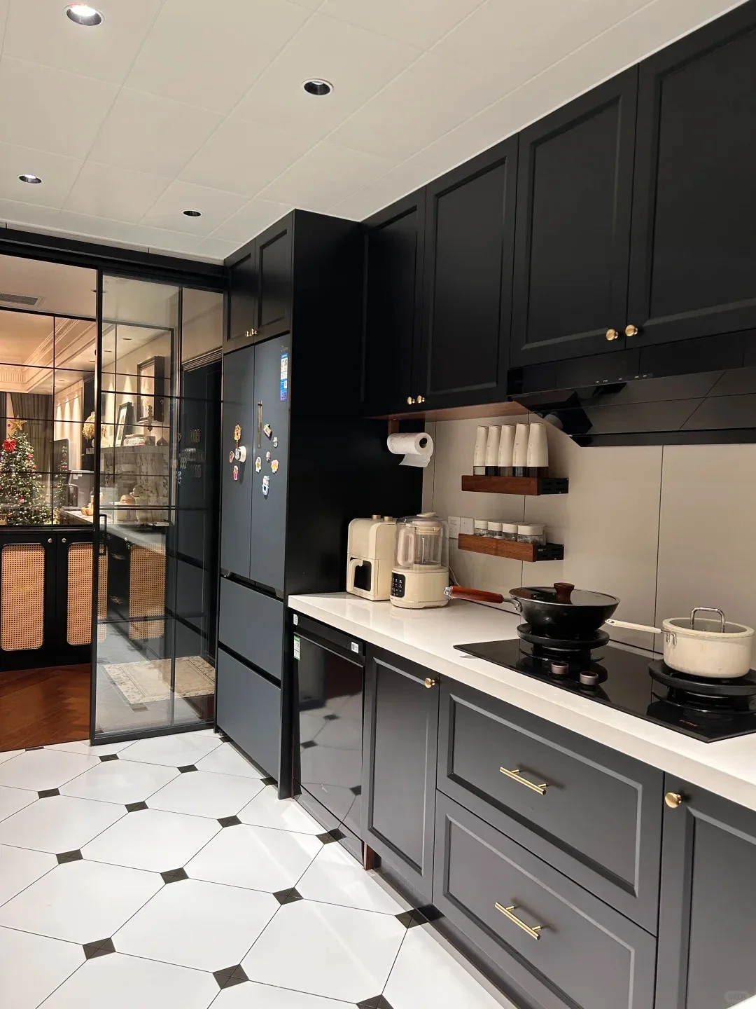 Custom Modern French Luxury Kitchen Cabinets Set Black White Shaker Cupboards with Gold Handles for Apartment Project