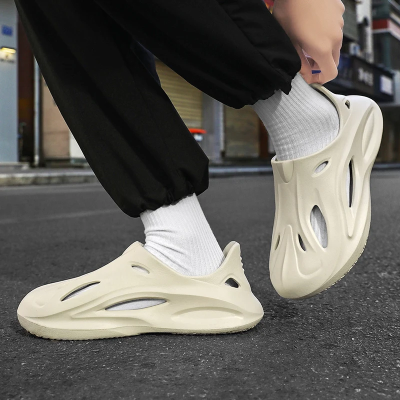 Sandalias de punta cerrada a la moda Unisex de talla grande 38-45, zapatillas de playa con agujeros transpirables antideslizantes para la familia, vadeo de agua antideslizante