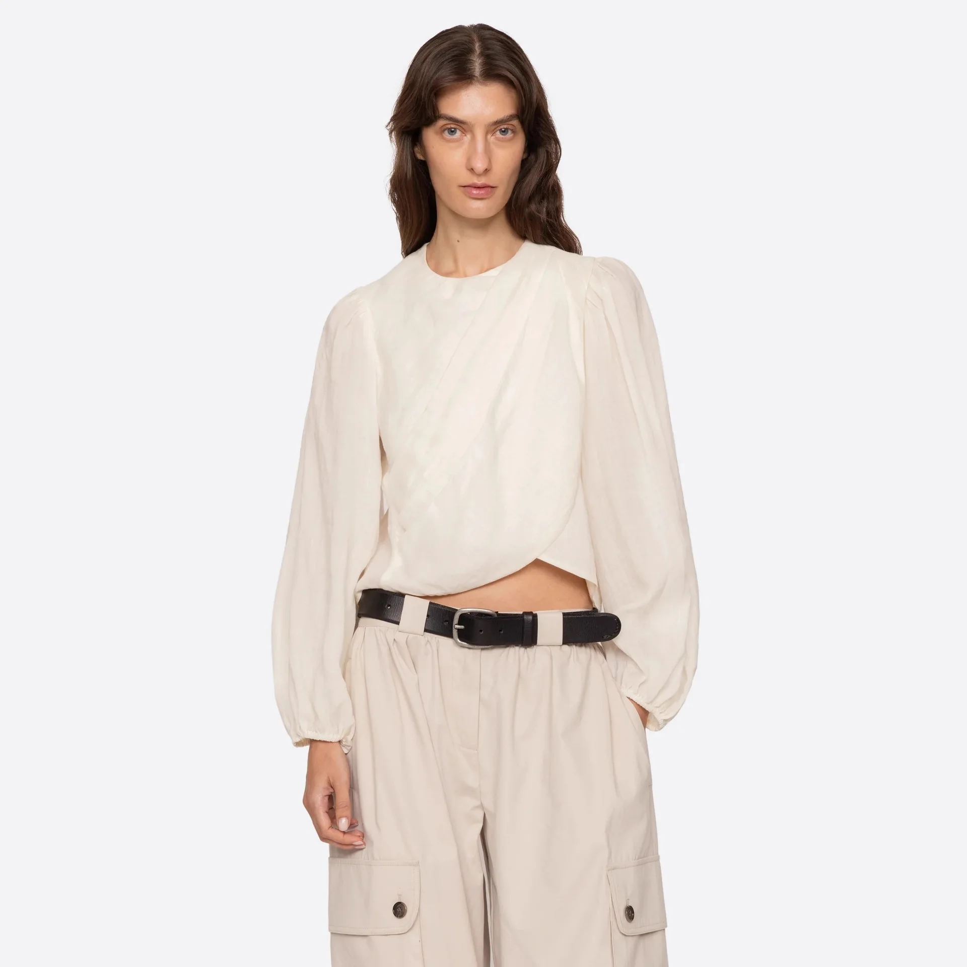 

Французский стиль: однотонная плиссированная блузка с коротким рукавом для женщин, модный универсальный топ, осень-зима, новинка