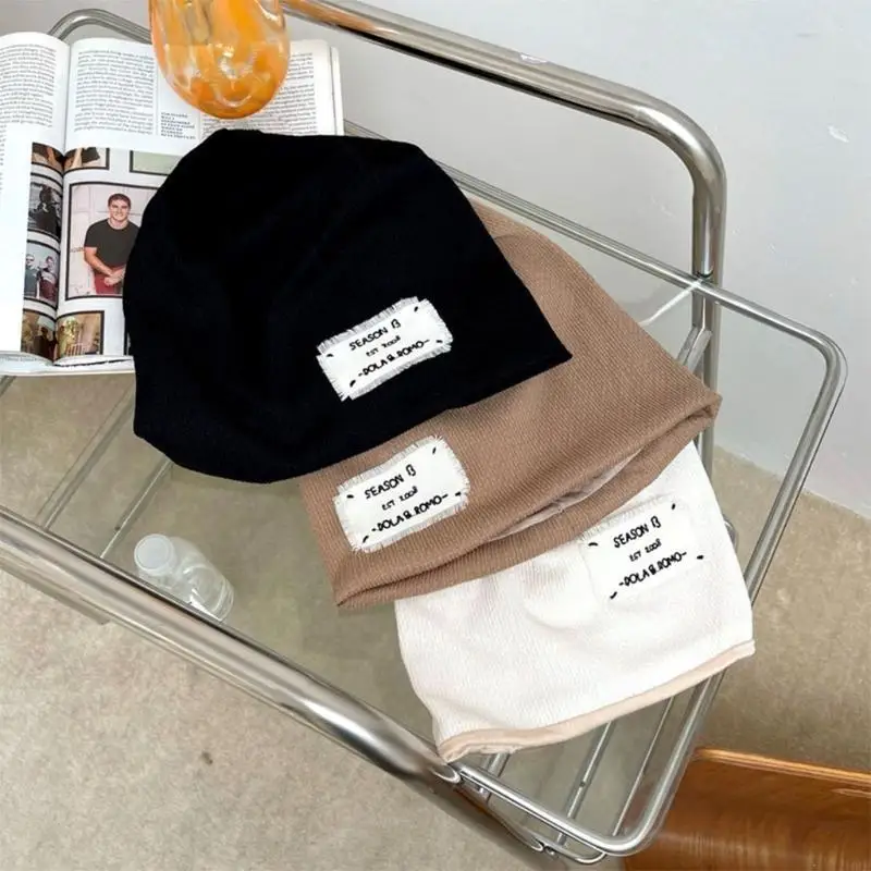 قبعات عصرية محببة بلون سادة من القطيفة الدافئة للأذن لحماية جميع المقاسات