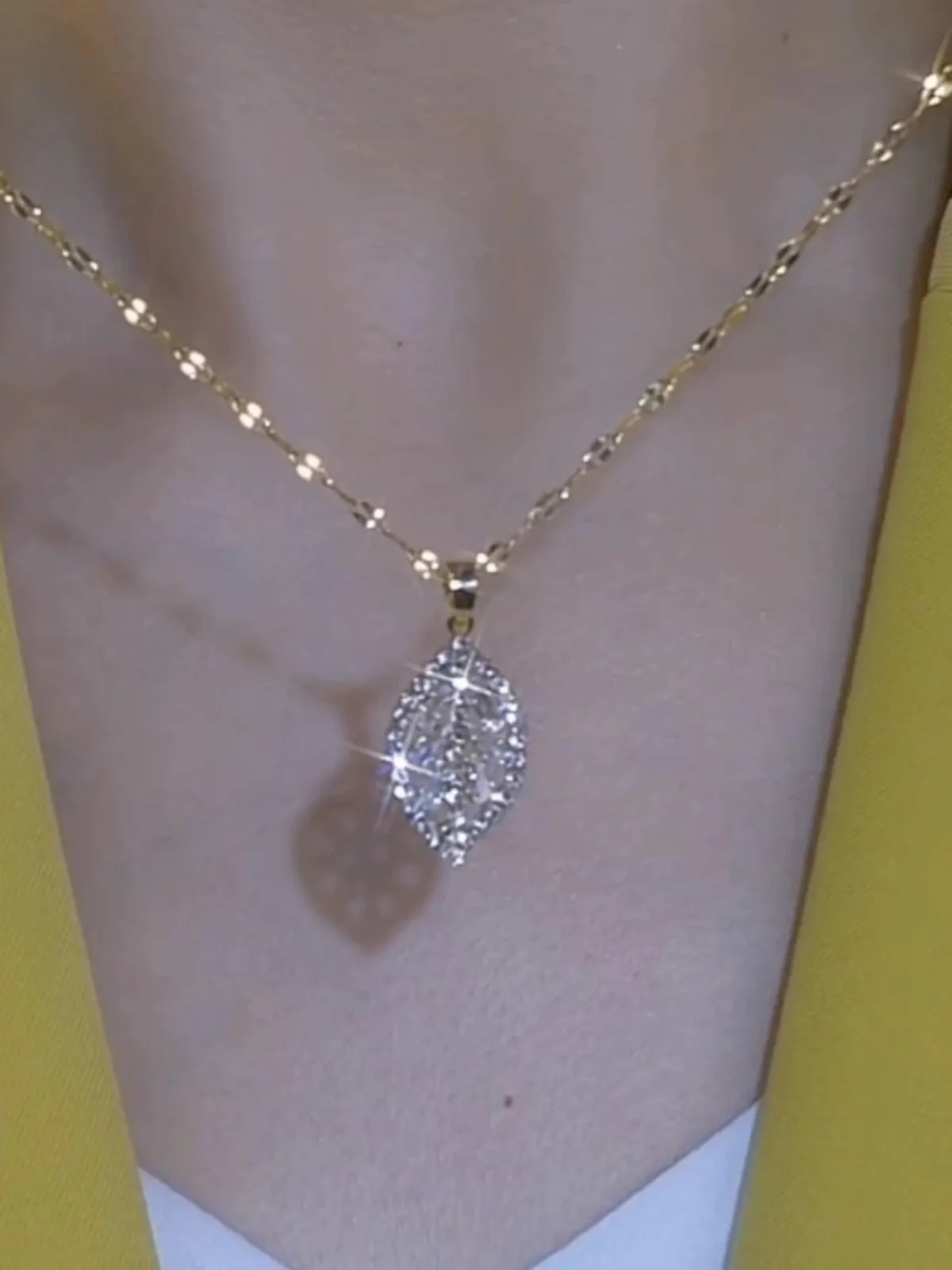 

Изысканное золотое дизайнерское ожерелье для женщин, аксессуары для рукоделия, простые современные стильные готовые изделия, сумка для фотоаппарата