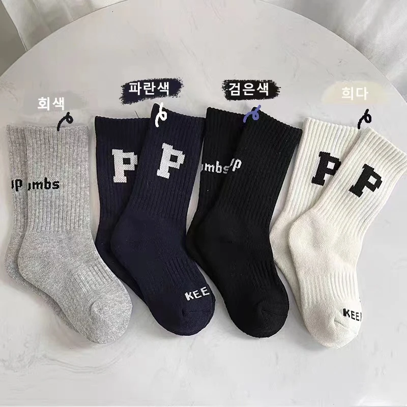 4 Pairs of Children\'s Fashion Letters for Boys and Girls Comfortable Sports Styles Fall and Winter Mid-tube Socks