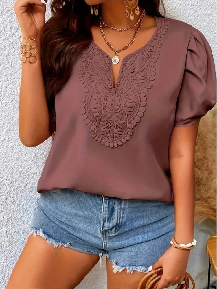 Plus Size letnie sweter z dekoltem typu V-Neck topy damskie z kwiatowym haftem Modis na co dzień z krótkim rękawem bluzki damskie luźna plisowana damskie bluzki