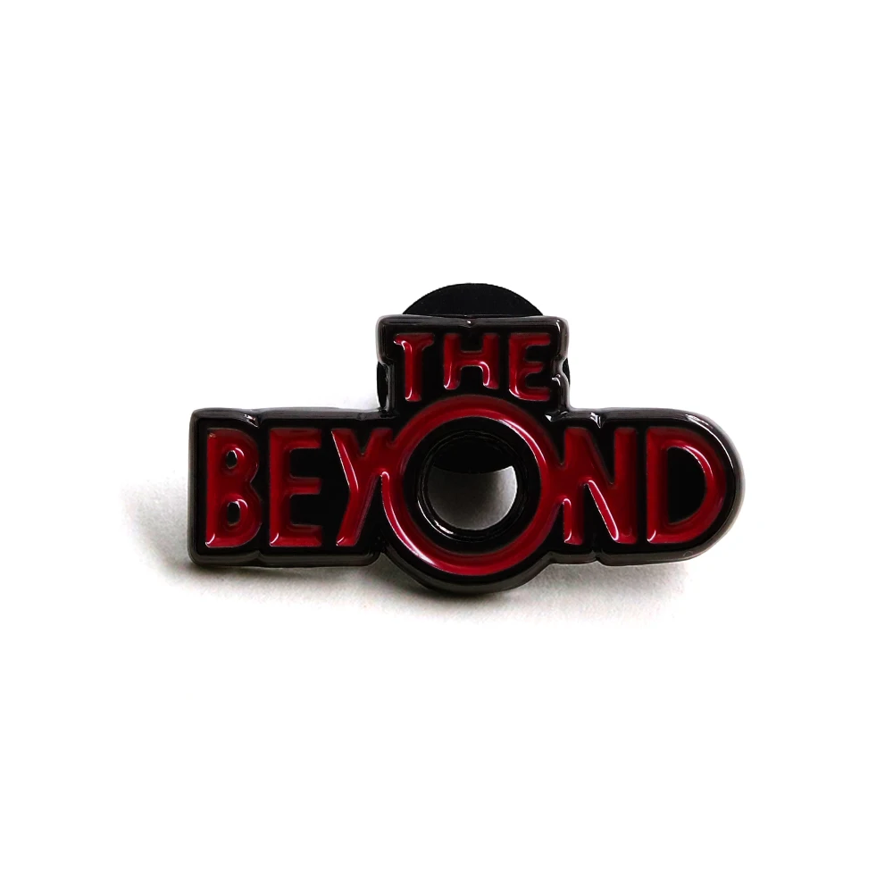 Die Beyond Classic Horror Movie Logo-Brosche, rotes englisches Buchstabenabzeichen, kreativer Film-Accessoire-Emaille-Pin, dekorativer Fan-Sammelartikel – Detail 1