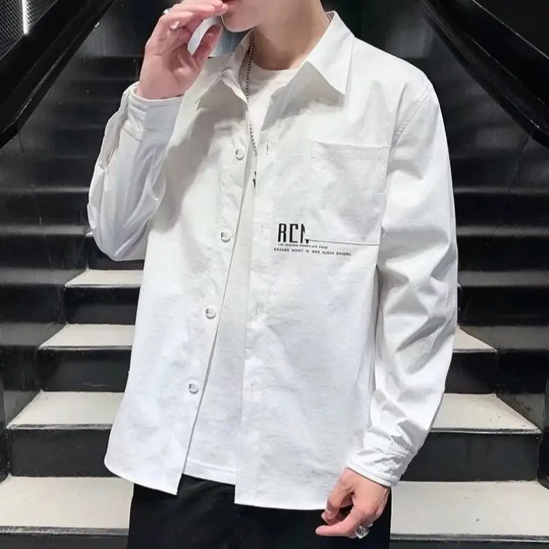 

Весенне-осенняя новая модная однотонная блузка с отложным воротником и длинными рукавами, мужская одежда, корейские свободные карманы на пуговицах, шикарные рубашки