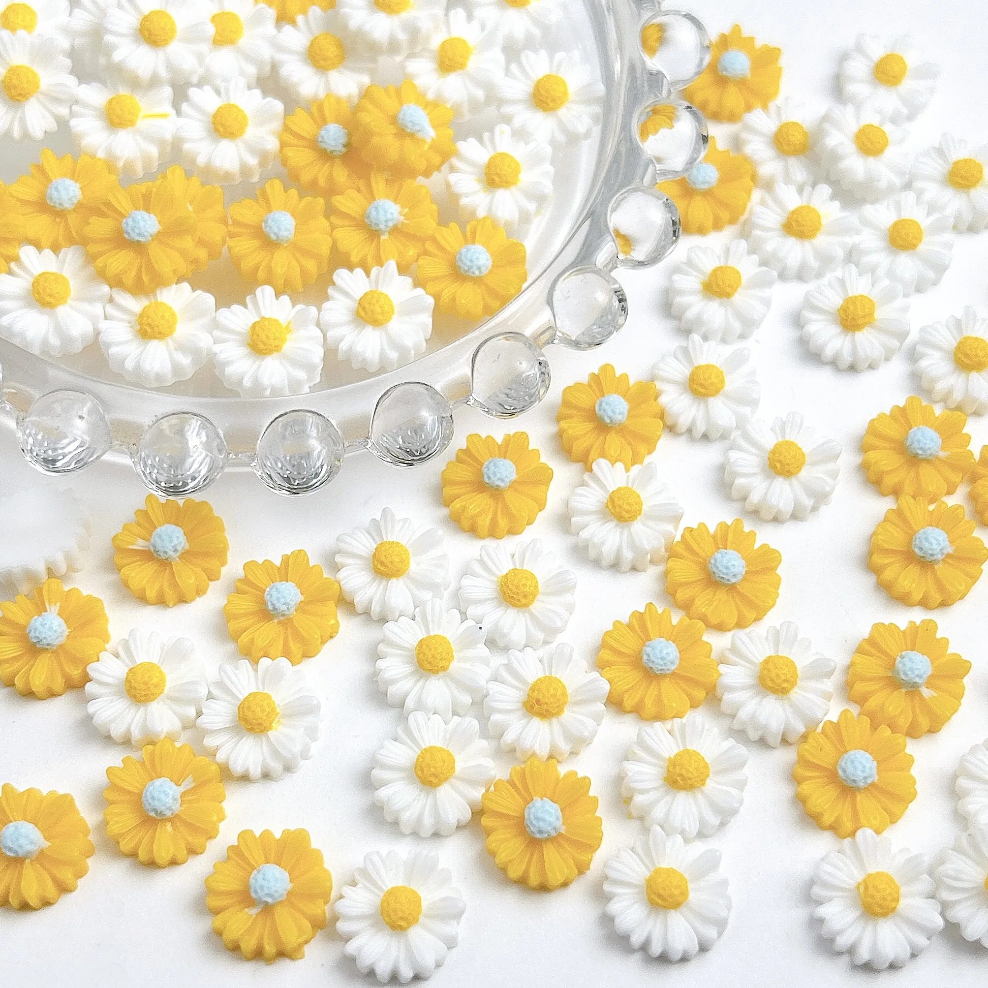 60PCS Simulated Creative Daisy Nail Art Charms Minimalist Double Colors Sweet Sunflower Resin Nail Decorations DIY Hairpin Nails