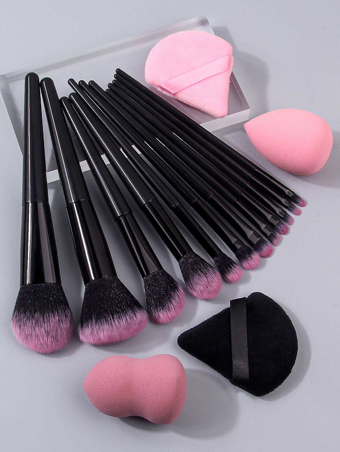 مجموعة فرش مكياج متعددة الوظائف مكونة من 16 قطعة، بما في ذلك فرشاة البودرة، وفرشاة أحمر الخدود، وفرشاة الأساس، وفرشاة ظلال العيون، وفرشاة المزج