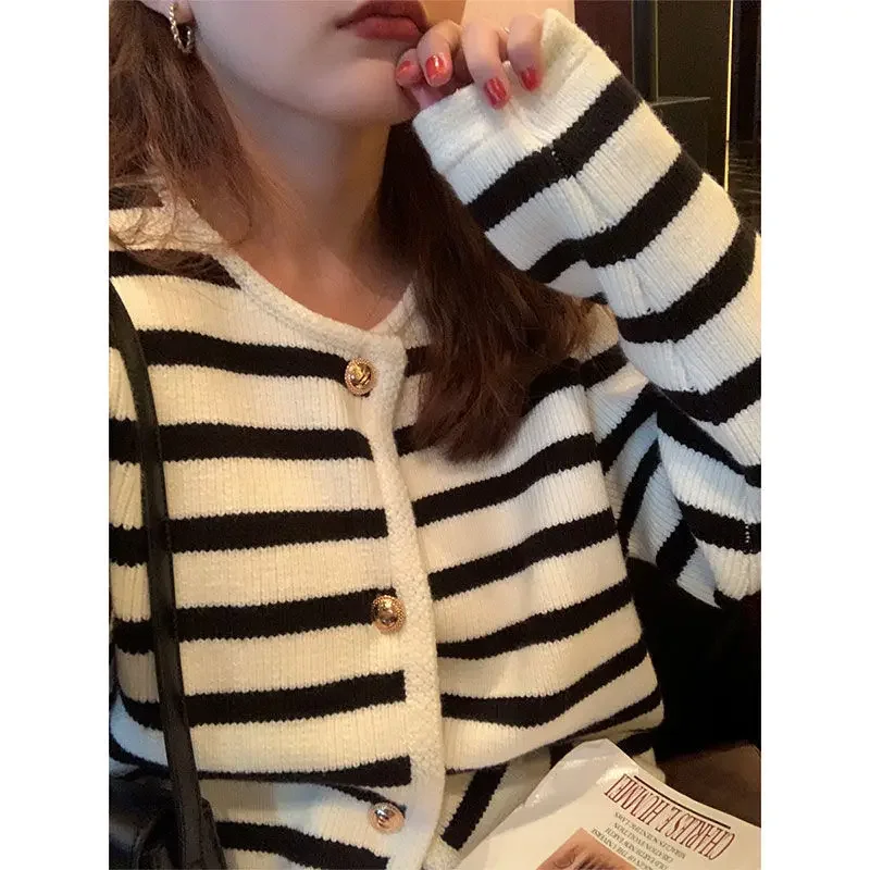 

Autumn Korean Contrasting Striped Knitted Cardigan Women's Winter Single -row Metal Buckle Pocket Sweater Cardigans E131