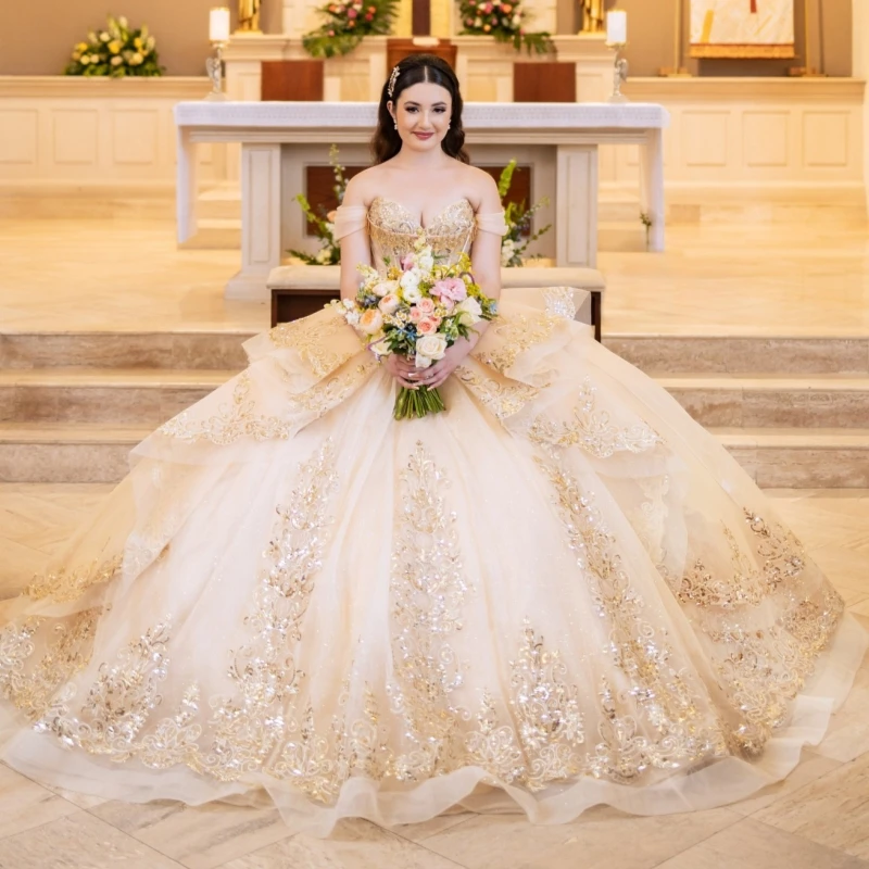 

Светлое шампанское, блестящие платья Quinceanera с открытыми плечами, аппликация, кружевной корсет с бусинами, тюлевое платье для вечеринки, дня рождения, сладкое платье 16, Vestido