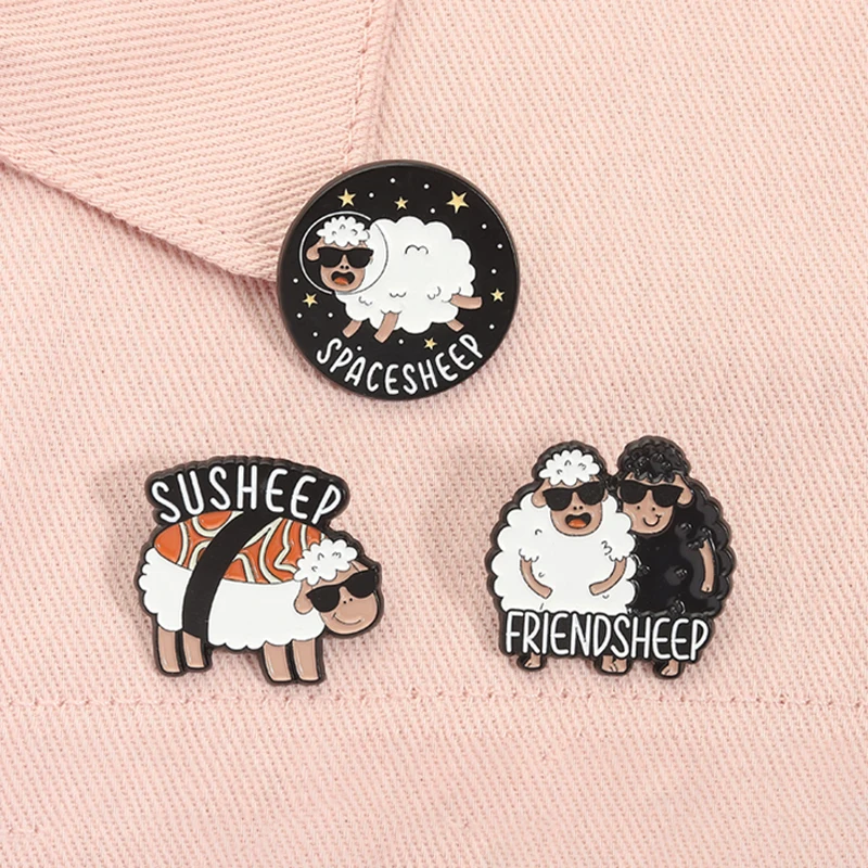 Cartoon Flauschige Schafe Emaille Pin Lustige Wortspiel Freund Schafe Astronaut Spacesheep Susheep Brosche Revers Abzeichen Schmuck Geschenke für Freunde