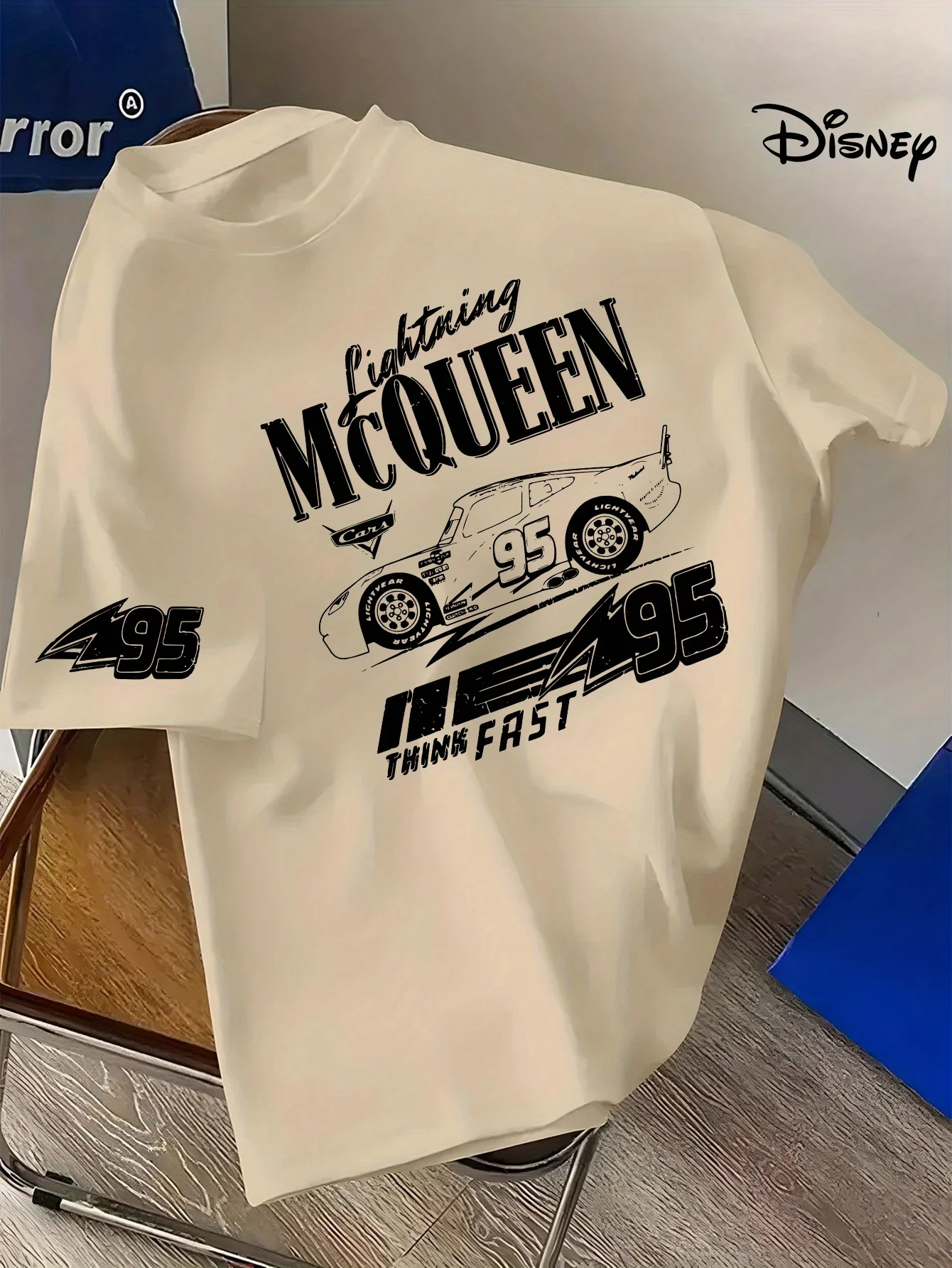 تي شيرت ديزني لايتنينج ماكوين 95 سنة للبالغين - سباق أزرق فاتح مع طباعة فلاش ماكوين بأكمام قصيرة للزوجين #2