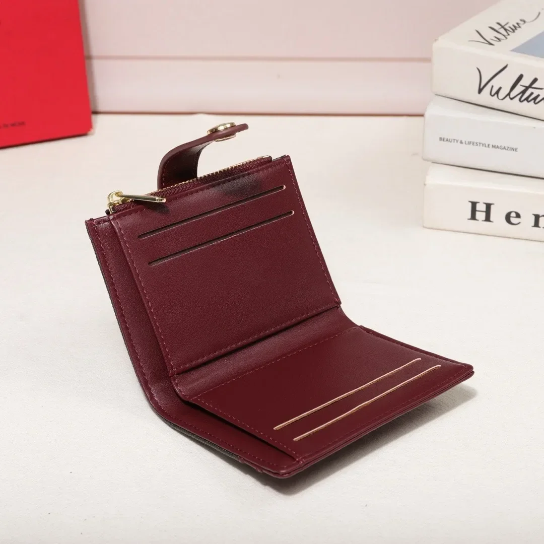 حقيبة ساعي كلاسيكية فاخرة وبسيطة للنساء بتصميم عصري وحقيبة يد بشعار كروس بلون سادة