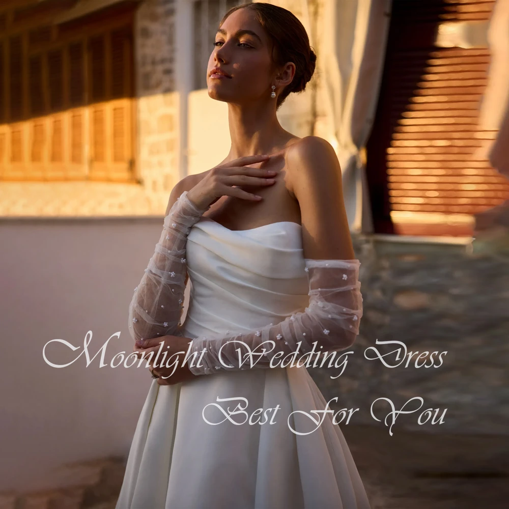 Klasyczna suknia ślubna w kształcie litery A z plisami, dekoltem w serduszko, wysokim rozcięciem z boku, odkrytymi ramionami, odkrytymi plecami, trenem zamiatającym i możliwością personalizacji.