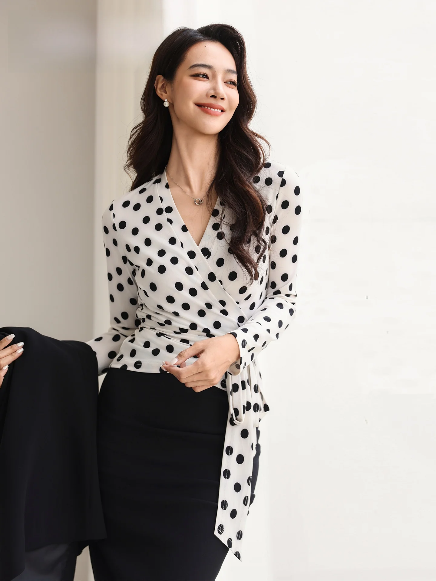 

Женский топ с эффектом похудения, длинный рукав, V-образный вырез, модный, для ранней весны, повседневный, во французском стиле, в горошек, приталенный крой