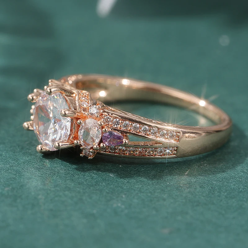 Exquisiter, mit weißen CZ-Steinen besetzter Damenring, trendiger Roségold-Farbton, Verlobungsring, Alltagsschmuck, Partyschmuck, Jubiläumsgeschenk. – Detail 3