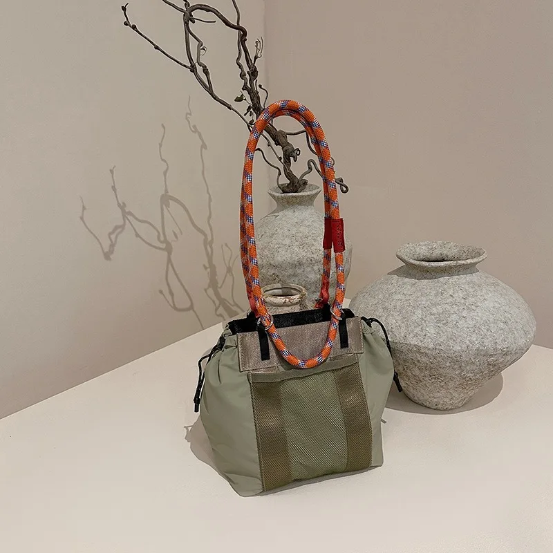 ‌ حقيبة كتف جديدة ذات سعة كبيرة لخريف 2025، حقيبة مصممة من القماش المغسول العصرية للنساء، حقيبة تخفيف يومية أنيقة وواسعة