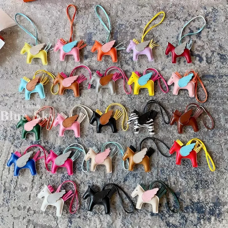 Mini Angel Pegasus Hand Sewn PU Leather Foal Pendant Ladies Bag Fashionable and Exquisite Accessories Sister Best Friend Gift