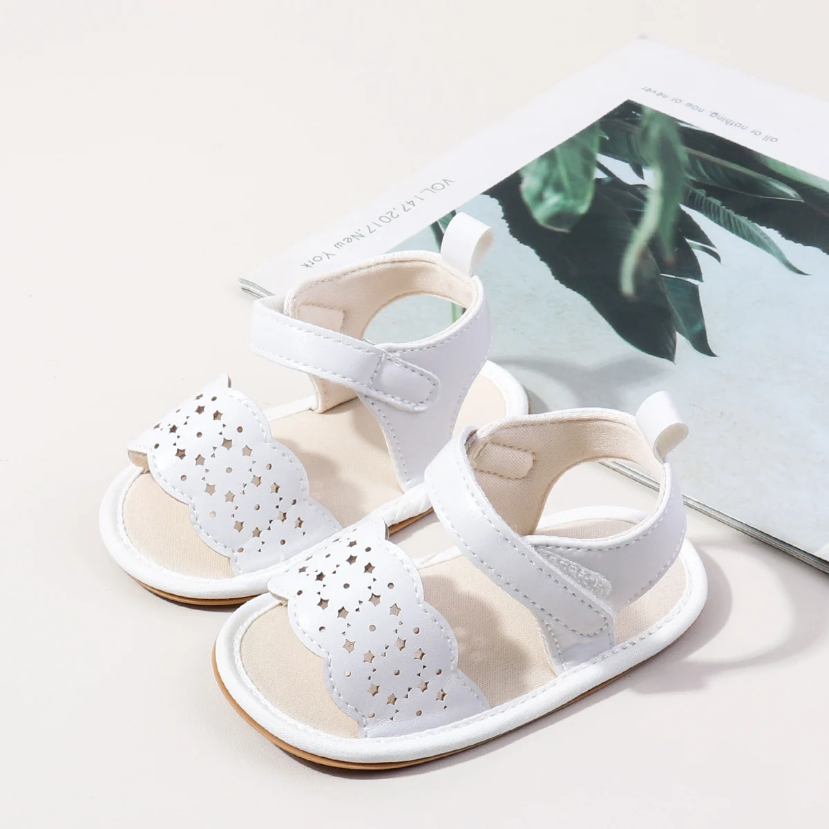 Babyschoenen in nieuwe stijl voor 0-1 jaar oud, geschikt voor zowel jongens als meisjes, ademende sandalen om te leren lopen