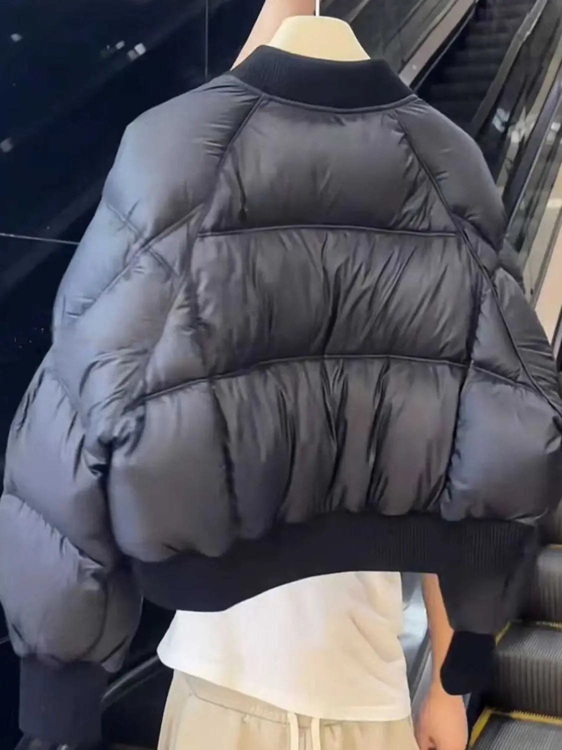 سترة قطنية جديدة لخريف وشتاء 2025 للنساء بياقة بيسبول قصيرة وسترة منتفخة دافئة سميكة